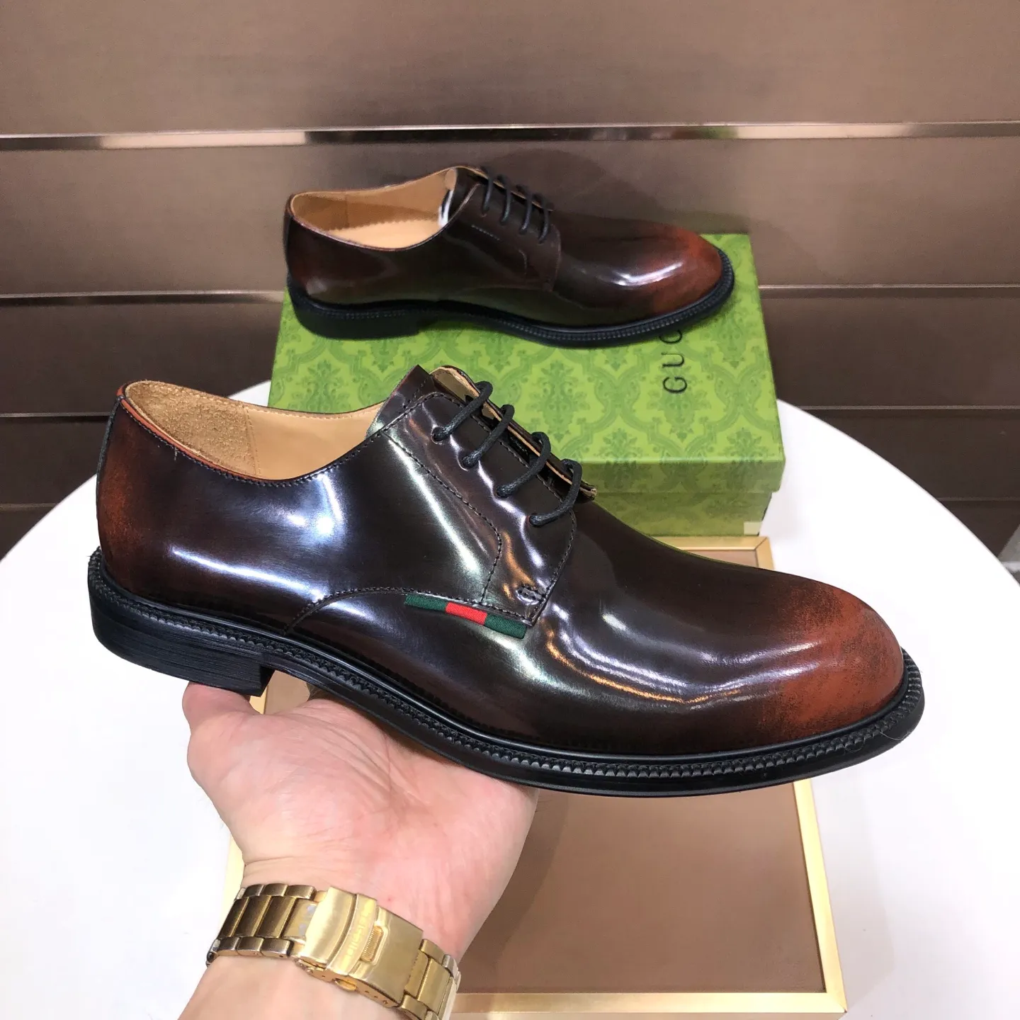 Factory batch 500💰Italy’s top luxury men’s shoe giant (GUCCI) (Gucci) (full cowhide lining) new arrival🍃Original European style🔰 Pleasant to the eye😍In order to make the shoes more durable and non-deformable🌀The production continues to follow traditional methods but there is still no lack of innovation💪The original sheepskin is selected for the leather♻️Smooth, natural and extra bright⭐Made of imported cowhide The rich man’s first choice 38-45 (45 customized)